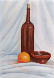 Stillleben bestehend aus einer braunen Glasflache in der Mitte, rechts eine kleine braune Tonschale und links eine Orange, alles auf weißem Leinen